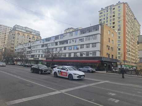 Elmlər Akademiyasında 3 otaqlı köhnə tikili mənzil satılır, 70 m², 228 000 AZN, şəkil 2 / 12