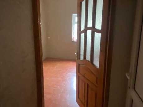 Продаётся 2-комнатная квартира в старом фонде, Həzi Aslanov, 44 м², 82 000 AZN, фото 2 / 9