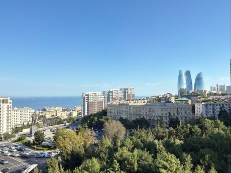 4 otaq · 210 m² · 8/17 mərtəbə, İçəri Şəhər