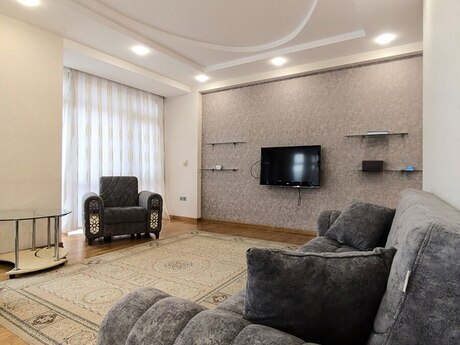 İçəri Şəhərdə 4 otaqlı yeni tikili mənzil kirayə verilir, 160 m², 2 000 AZN/ay, şəkil 2 / 12
