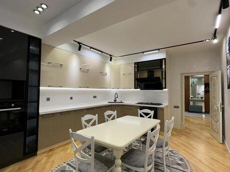 Продаётся 4-комнатная квартира в новостройке, Həzi Aslanov, 160 м², 470 000 AZN, фото 2 / 12