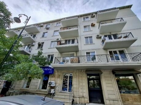 28 Mayda 3 otaqlı köhnə tikili mənzil satılır, 70 m², 255 000 AZN, şəkil 2 / 12