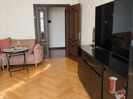 28 Mayda 2 otaqlı yeni tikili mənzil satılır, 68 m², 300 000 AZN, şəkil 2 / 7