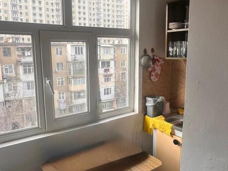 Продаётся 1-комнатная квартира в старом фонде, Elmlər Akademiyası, 35 м², 135 000 AZN, фото 2 / 12