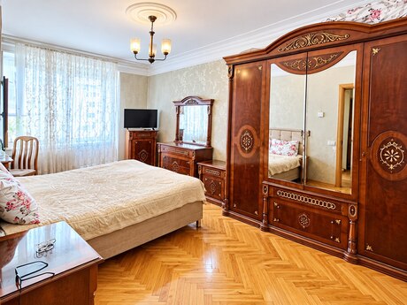 Qara Qarayevdə 3 otaqlı köhnə tikili mənzil satılır, 75 m², 180 000 AZN, şəkil 2 / 12