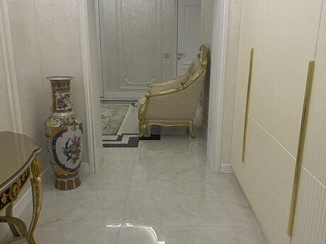 28 Mayda 3 otaqlı yeni tikili mənzil satılır, 165 m², 590 000 AZN, şəkil 2 / 4
