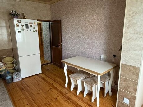 Əhmədlidə 2 otaqlı köhnə tikili mənzil satılır, 56 m², 156 000 AZN, şəkil 2 / 12