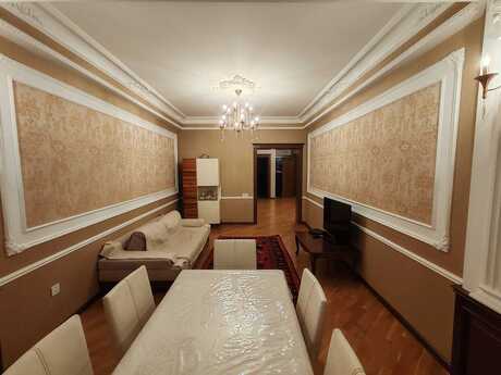 3 otaqlı mənzil, 135 m², Səbail, 295 000 AZN