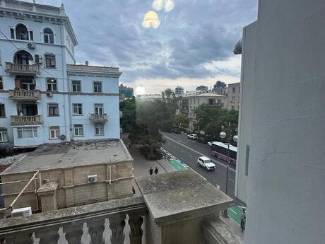 2-room old-build apartment for sale in Elmlər Akademiyası, 50 m², 235 000 AZN, photo 2 / 12