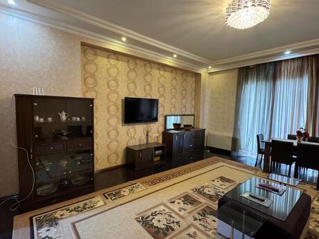 3 otaq · 141 m² · 8/14 mərtəbə, 8 Noyabr