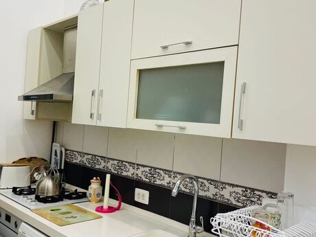 28 Mayda 2 otaqlı köhnə tikili mənzil kirayə verilir, 50 m², 800 AZN/ay, şəkil 5 / 9