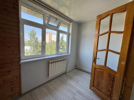 8-ci kilometrdə 2 otaqlı köhnə tikili mənzil satılır, 50 m², 150 000 AZN, şəkil 2 / 12