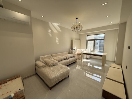 3 otaq · 130 m² · 5/8 mərtəbə, Ağ şəhər