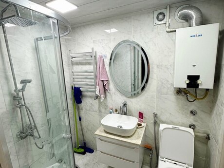 28 Mayda 2 otaqlı köhnə tikili mənzil satılır, 100 m², 235 000 AZN, şəkil 5 / 6