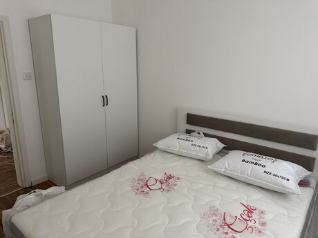 Sahildə 2 otaqlı köhnə tikili mənzil kirayə verilir, 45 m², 1 350 AZN/ay, şəkil 2 / 5