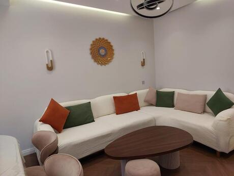28 Mayda 3 otaqlı yeni tikili mənzil satılır, 110 m², 385 000 AZN, şəkil 2 / 12