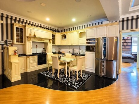 4 otaqlı mənzil, 140 m², İnşaatçılar, 345 000 AZN