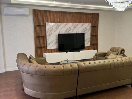 3-комн. · 180 m²