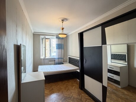 8-ci mikrorayonda 3 otaqlı köhnə tikili mənzil kirayə verilir, 80 m², 650 AZN/ay, şəkil 2 / 12
