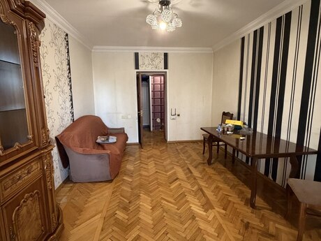 8-ci mikrorayonda 3 otaqlı köhnə tikili mənzil kirayə verilir, 80 m², 650 AZN/ay, şəkil 5 / 12
