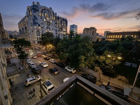 Sahildə 6 otaqlı köhnə tikili mənzil satılır, 345 m², 1 150 000 AZN, şəkil 4 / 12