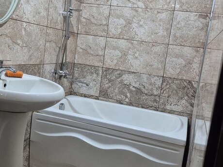 8-ci mikrorayonda 3 otaqlı köhnə tikili mənzil satılır, 65 m², 245 000 AZN, şəkil 2 / 12