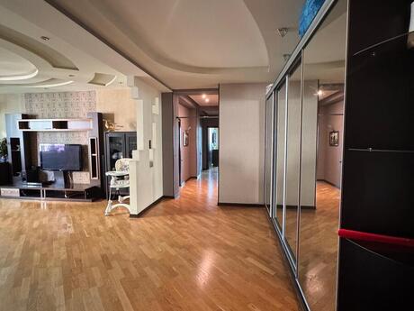 28 Mayda 3 otaqlı yeni tikili mənzil satılır, 168 m², 450 000 AZN, şəkil 2 / 12