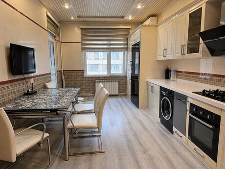 Сдаётся 3-комнатная квартира в новостройке, Nizami, 135 м², 1 400 AZN/мес, фото 5 / 12