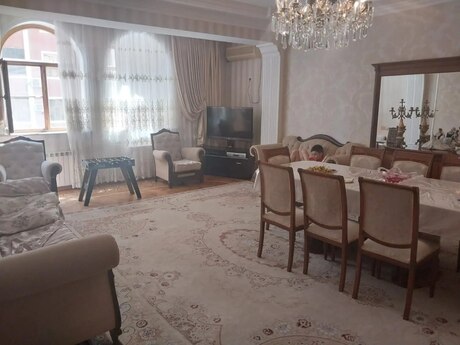 8-ci mikrorayonda 4 otaqlı köhnə tikili mənzil satılır, 170 m², 240 000 AZN, şəkil 2 / 9