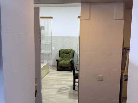 28 Mayda 1 otaqlı köhnə tikili mənzil kirayə verilir, 40 m², 500 AZN/ay, şəkil 5 / 11