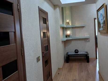 3 otaq · 105 m² · 11/17 mərtəbə, Azadlıq Prospekti