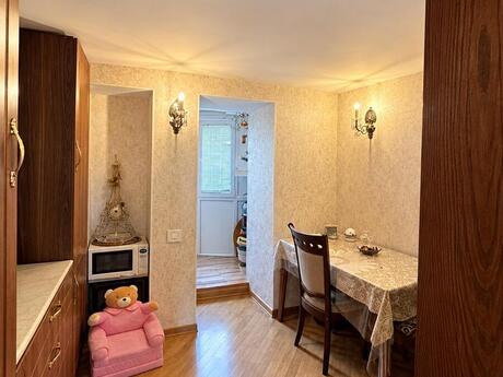 28 Mayda 3 otaqlı köhnə tikili mənzil satılır, 90 m², 380 000 AZN, şəkil 2 / 7