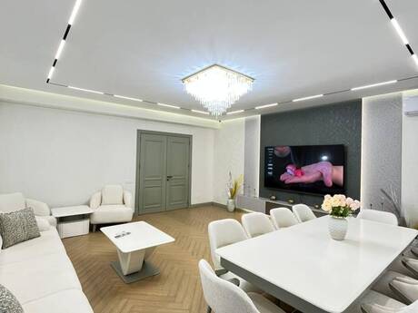 28 Mayda 4 otaqlı yeni tikili mənzil satılır, 186 m², 780 000 AZN, şəkil 2 / 12