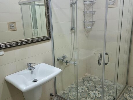 3-room old-build apartment for rent in Nizami, 135 m², 1 400 AZN/mo, photo 3 / 4