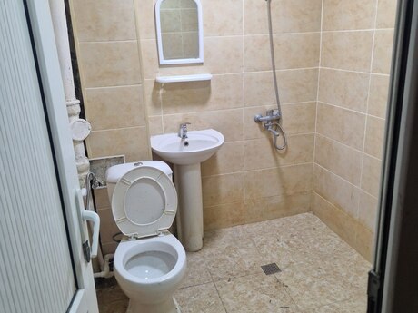 Yeni Günəşlidə 2 otaqlı köhnə tikili mənzil kirayə verilir, 46 m², 400 AZN/ay, şəkil 4 / 6