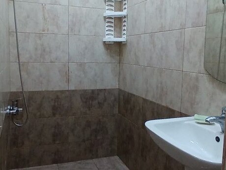 Yeni Günəşlidə 2 otaqlı köhnə tikili mənzil kirayə verilir, 60 m², 450 AZN/ay, şəkil 5 / 11