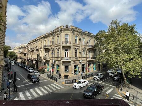 Elan №6555969 - Bakı, Sahil m., 5 otaqlı, 350 m², 2/4 mərtəbə