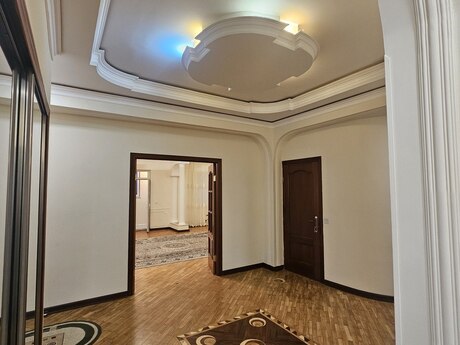 6-cı mikrorayonda 4 otaqlı yeni tikili mənzil kirayə verilir, 150 m², 1 300 AZN/ay, şəkil 2 / 12