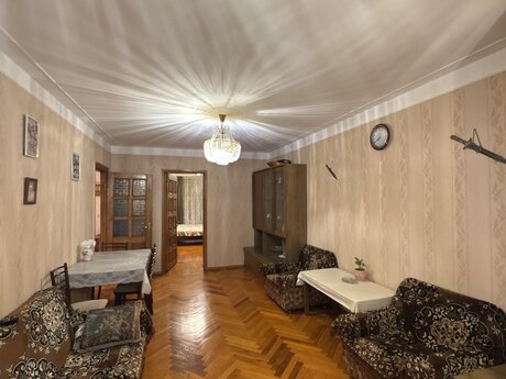 Gənclikdə 3 otaqlı köhnə tikili mənzil satılır, 75 m², 235 000 AZN, şəkil 2 / 11