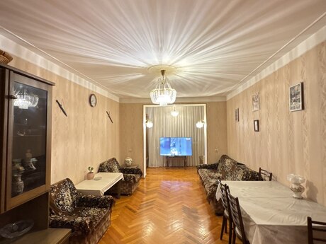Gənclikdə 3 otaqlı köhnə tikili mənzil satılır, 75 m², 235 000 AZN, şəkil 3 / 11