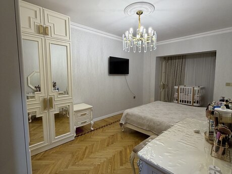 8-ci mikrorayonda 4 otaqlı köhnə tikili mənzil satılır, 112 m², 330 000 AZN, şəkil 5 / 12