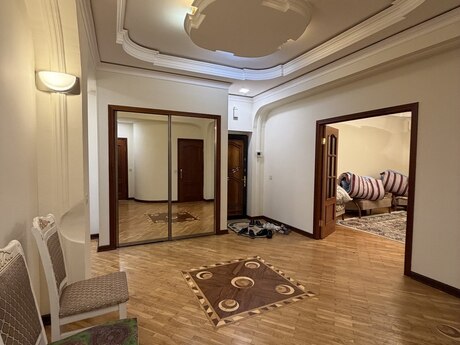 8-ci mikrorayonda 4 otaqlı yeni tikili mənzil kirayə verilir, 160 m², 1 000 AZN/ay, şəkil 2 / 12