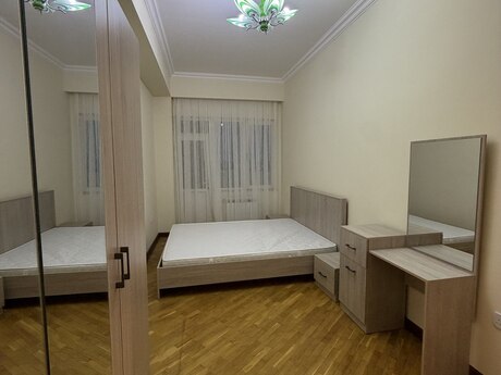 8-ci mikrorayonda 4 otaqlı yeni tikili mənzil kirayə verilir, 160 m², 1 000 AZN/ay, şəkil 3 / 12