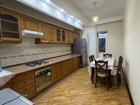 8-ci mikrorayonda 4 otaqlı yeni tikili mənzil kirayə verilir, 160 m², 1 000 AZN/ay, şəkil 5 / 12