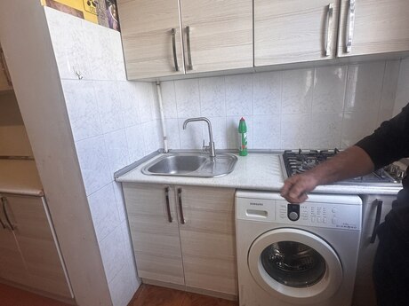 8-ci mikrorayonda 2 otaqlı köhnə tikili mənzil kirayə verilir, 60 m², 570 AZN/ay, şəkil 2 / 12