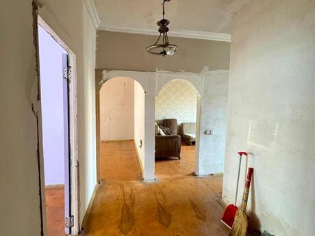 Yeni Yasamalda 4 otaqlı köhnə tikili mənzil satılır, 110 m², 210 000 AZN, şəkil 2 / 12