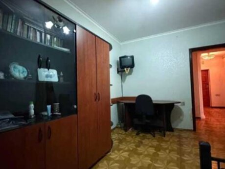 8 Noyabrda 4 otaqlı köhnə tikili mənzil satılır, 120 m², 275 000 AZN, şəkil 2 / 9