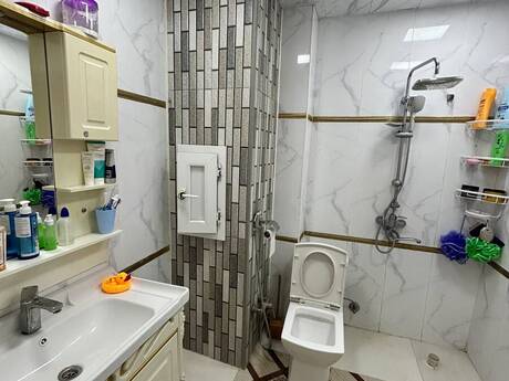 İnşaatçılarda 5 otaqlı köhnə tikili mənzil satılır, 97 m², 248 000 AZN, şəkil 2 / 12
