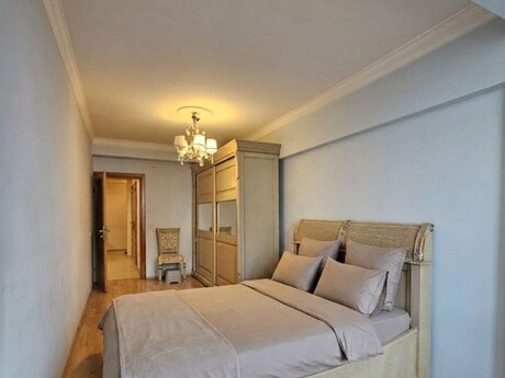 28 Mayda 2 otaqlı köhnə tikili mənzil satılır, 75 m², 229 000 AZN, şəkil 2 / 9