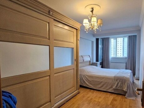 28 Mayda 2 otaqlı köhnə tikili mənzil satılır, 75 m², 229 000 AZN, şəkil 3 / 9